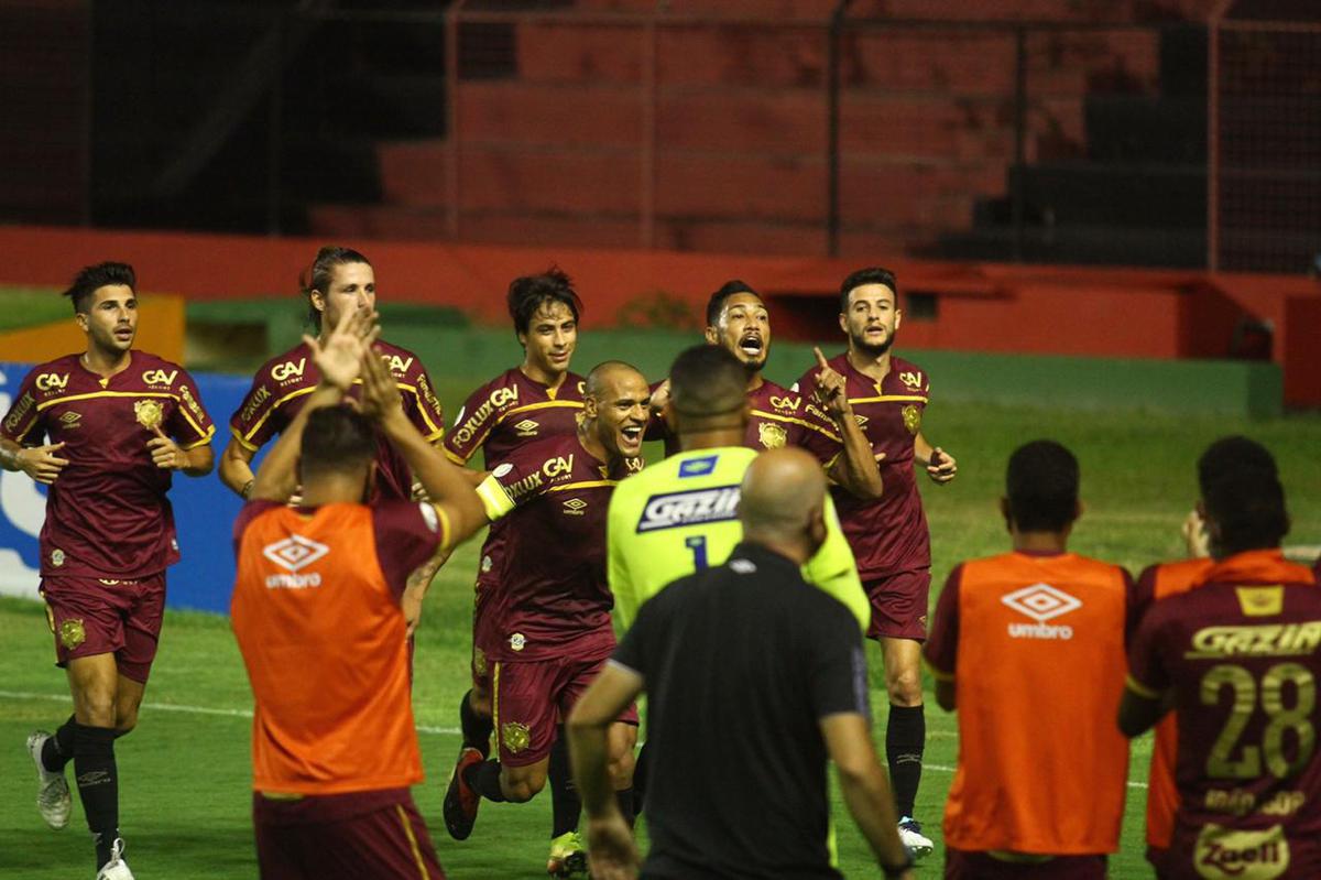 Estreando a sua camisa gren, o Sport encarou o Fluminense, na Ilha do Retiro, pela 11 rodada da Srie A