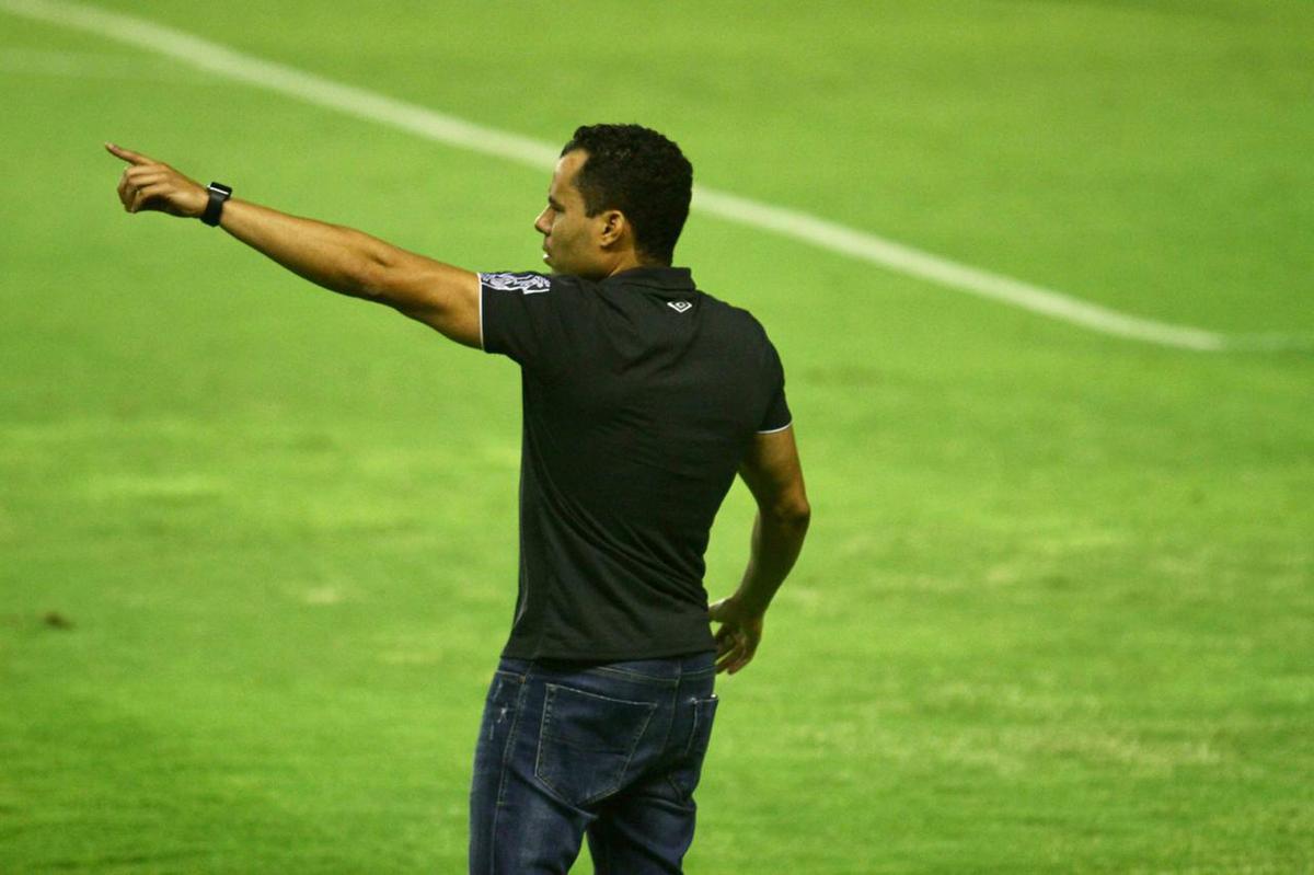 Estreando a sua camisa gren, o Sport encarou o Fluminense, na Ilha do Retiro, pela 11 rodada da Srie A