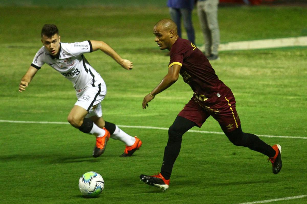 Com gol do zagueiro Maidana, de pnalti, Sport venceu o Corinthians em casa e deu um salto importante na tabela de classificao da Srie A.