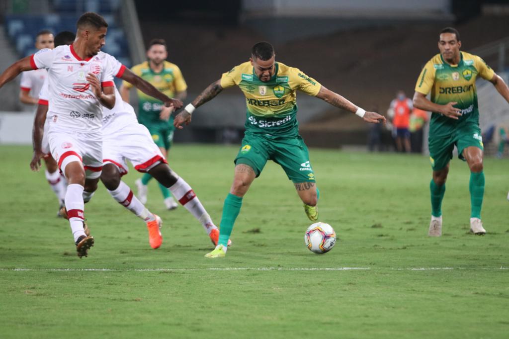 Sem Jean Carlos, Nutico visitou o Cuiab na Arena Pantanal e acabou derrotado por 1 a 0, com pouqussima produo ofensiva diante do lder da Srie B. 