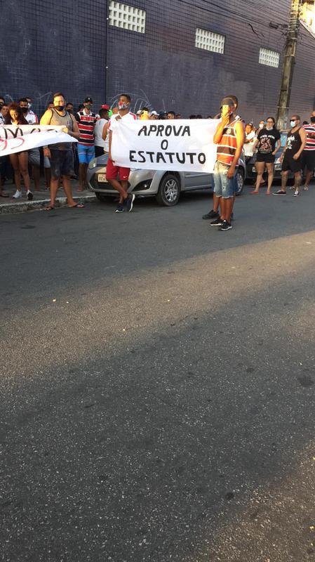 Enquanto a bola rolava para Ferrovirio e Santa Cruz, neste domingo, grupo de torcedores se encontraram na sede do estdio do Arruda para protestar