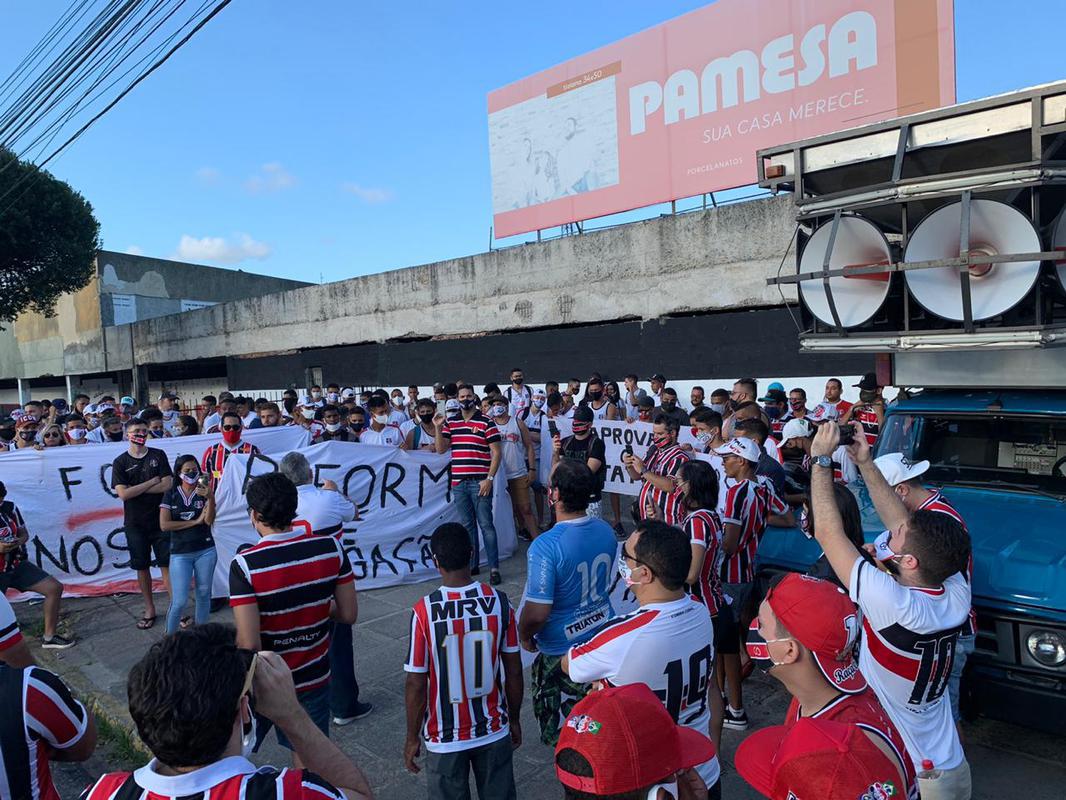 Enquanto a bola rolava para Ferrovirio e Santa Cruz, neste domingo, grupo de torcedores se encontraram na sede do estdio do Arruda para protestar