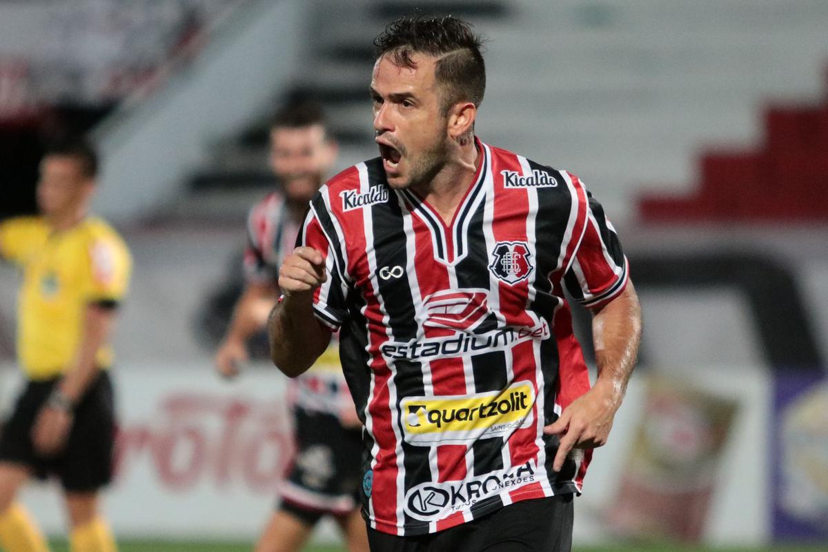 No Arruda, Pipico marcou os dois gols da vitria coral por 2 a 1 sobre o Paysandu, que descontou com Vincius Leite.