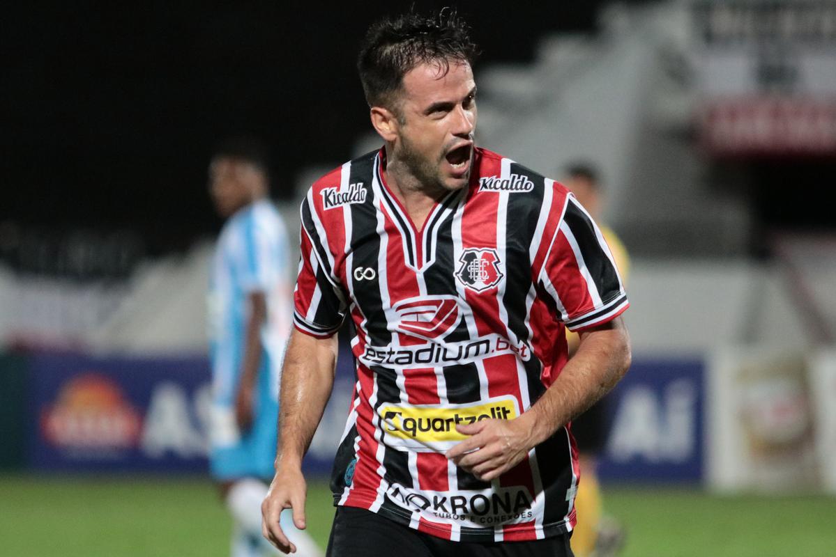 No Arruda, Pipico marcou os dois gols da vitria coral por 2 a 1 sobre o Paysandu, que descontou com Vincius Leite.