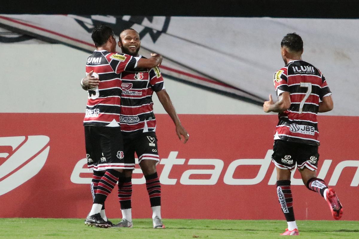 Fotos: Confira as imagens do jogo entre Santa Cruz e Vila Nova, pela 14ª rodada da Série C