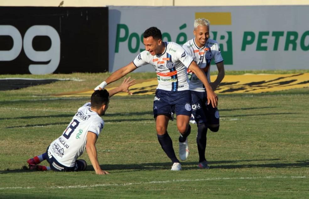 Centroavante Renan Gorne marcou cinco gols em 13 jogos na Série B pelo Confiança