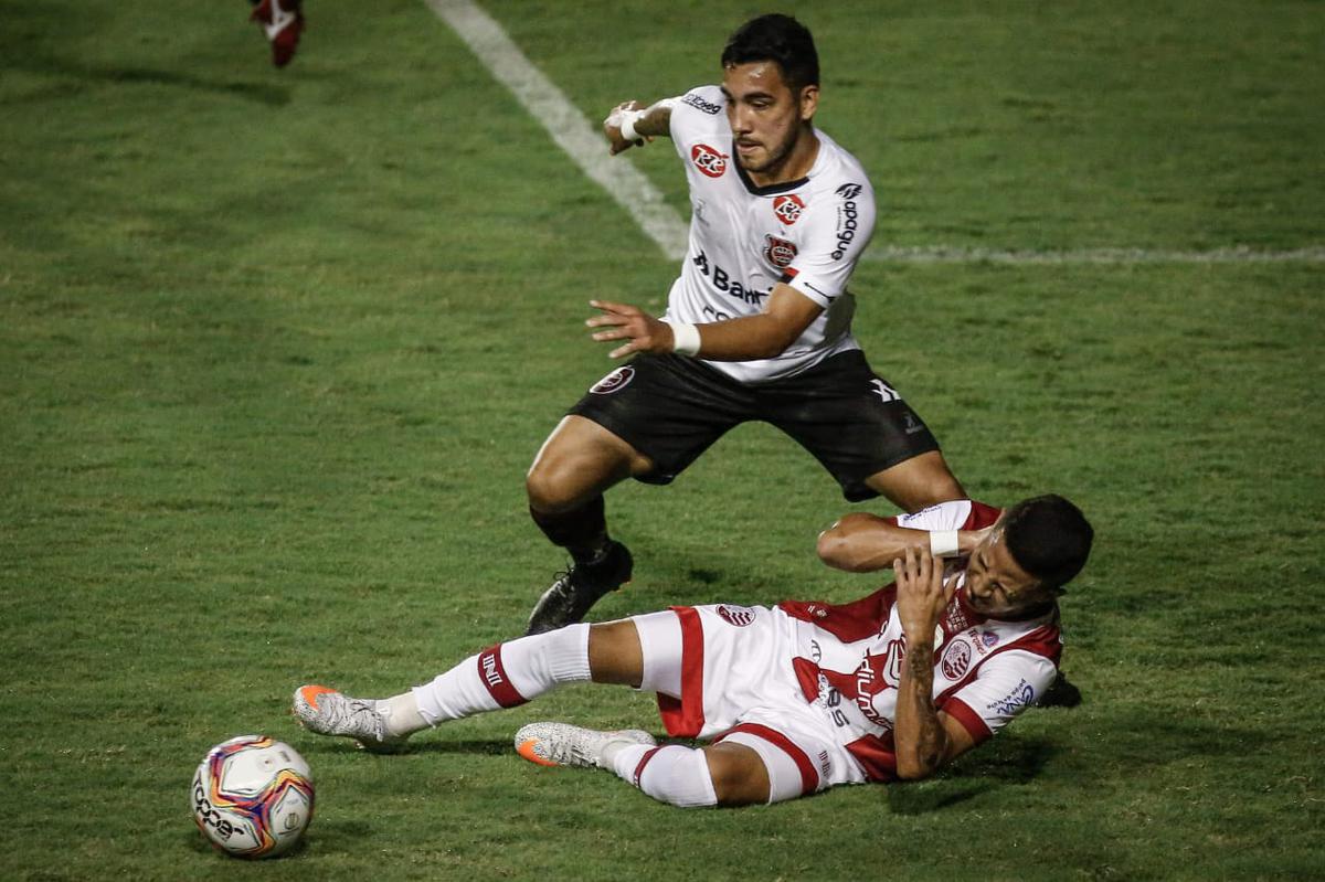 Partida nos Aflitos colocou frente à frente duas equipes que brigam pela parte de baixo da Segunda Divisão do Brasileirão