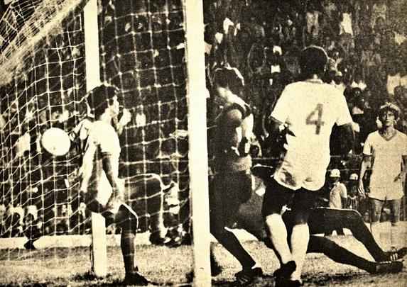 1981 - Sport 2x0 Nutico
Estadual decidido em um 'super campeonato', j que cada um dos integrantes do 'trio de ferro' levou um turno. Aps estrear na fase decisiva com um empate sem gols com o Santa Cruz, no Arruda, e ver o Nutico bater os corais por 1 a 0, nos Aflitos, o Leo teria que derrotar os alvirrubros por dois gols de diferena na Ilha conquistar o bicampeonato. Feito obtido com gols de Den e Roberto Corao de Leo. 
Time: Pas; Vilson, Mario, Ailton e Chico Fraga; Merica, Givanildo e Den; Nilson (Heider), Roberto Corao de Leo e Joo Carlos (dson). Tcnico: Orlando Fantoni