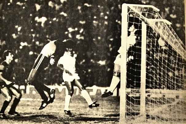 1981 - Sport 2x0 Nutico
Estadual decidido em um 'super campeonato', j que cada um dos integrantes do 'trio de ferro' levou um turno. Aps estrear na fase decisiva com um empate sem gols com o Santa Cruz, no Arruda, e ver o Nutico bater os corais por 1 a 0, nos Aflitos, o Leo teria que derrotar os alvirrubros por dois gols de diferena na Ilha conquistar o bicampeonato. Feito obtido com gols de Den e Roberto Corao de Leo. 
Time: Pas; Vilson, Mario, Ailton e Chico Fraga; Merica, Givanildo e Den; Nilson (Heider), Roberto Corao de Leo e Joo Carlos (dson). Tcnico: Orlando Fantoni