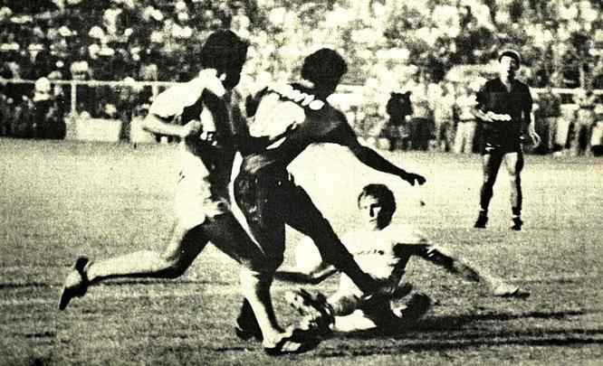 1988 - Sport 4x1 Nutico
Apenas seis meses depois de conquistar o ttulo brasileiro de 1987 (com a final contra o Guarani ocorrendo em fevereiro de 1988), o Sport voltava a Ilha para mais uma volta olmpica. E com sete titulares remanescentes do ttulo nacional, os rubro-negros no deram chances aos alvirrubros vencendo as duas partidas da final. Com direito a goleada na volta por 4 a 1, com gols de Robertinho, Augusto e Ribamar (2).
Time: Flvio; Beto, Vgner Baslio, Marco Antnio e Joo Pedro; Neco (dson), Ribamar e China; Robertinho, Augusto (Dinho) e Zico. Tcnico: Jos Carlos Amaral.