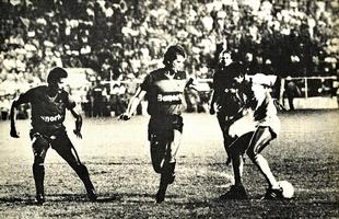 1988 - Sport 4x1 Nutico
Apenas seis meses depois de conquistar o ttulo brasileiro de 1987 (com a final contra o Guarani ocorrendo em fevereiro de 1988), o Sport voltava a Ilha para mais uma volta olmpica. E com sete titulares remanescentes do ttulo nacional, os rubro-negros no deram chances aos alvirrubros vencendo as duas partidas da final. Com direito a goleada na volta por 4 a 1, com gols de Robertinho, Augusto e Ribamar (2).
Time: Flvio; Beto, Vgner Baslio, Marco Antnio e Joo Pedro; Neco (dson), Ribamar e China; Robertinho, Augusto (Dinho) e Zico. Tcnico: Jos Carlos Amaral.