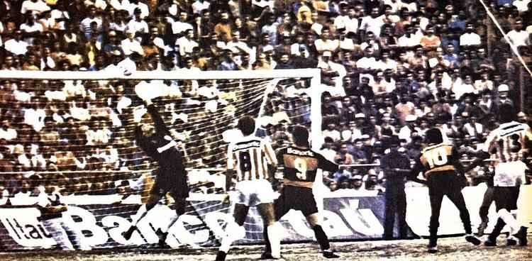 1991 - Sport 3x0 Nutico
Comandado pela dupla de ataque formada por Hlio e Moura, o Sport mais uma vez no deu chance para o Nutico em uma deciso. Aps chegar a abrir 3 a 1 no jogo de ida, no Arruda, e permitir o empate por 3 a 3, o Leo imprimiu sua maior qualidade tcnica no jogo de volta, vencendo facilmente por 3 a 0, na Ilha. Com dois gols de Hlio e um de Moura, que acabou como artilheiro da competio, com 26 tentos.
Time: Gilberto; Givaldo, Alton, Chico Monte Alegre e Slvio; Dinho, Atade, Neco e Zico; Hlio e Moura. Tcnico: Givanildo Oliveira