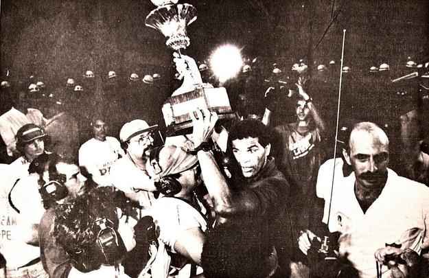 1992 - Sport 1x0 Nutico
O bicampeonato em cima do rival foi mais disputado. Ainda com a dupla Hlio e Moura, o Leo perdeu o jogo de ida, no Arruda, por 1 a 0 e devolveu o placar na volta, na Ilha, com gol do atacante Dinda, que no ano anterior estava no Nutico. Na prorrogao, os rubro-negros seguraram o 0 a 0 e foram campees, com direito ao rbitro Valdomiro Matias anular um gol do alvirrubro Ocimar, em lance polmico. 
Time: Gilberto; Odair, Lima, Chico Monte Alegre e Biro Biro; Gilberto Gacho, Atade e Erasmo (Neco); Dinda, Hlio (Jnior Guimares) e Moura. Tcnico: Givanildo Oliveira.