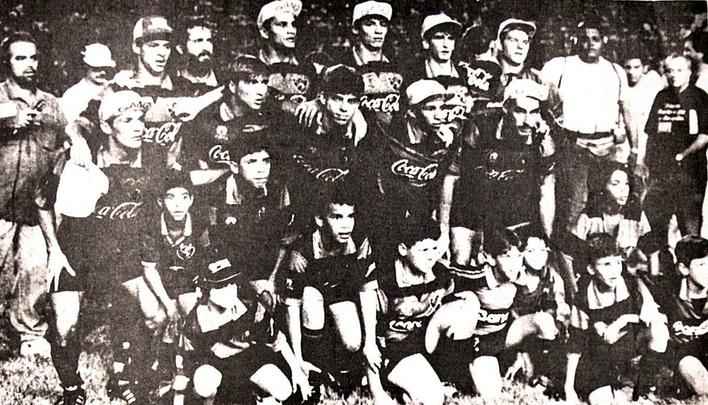 1994 - Sport 2x0 Nutico
Com um time renovado, o Sport conquistaria o seu terceiro ttulo em cima do Nutico, em quatro anos. Na nova gerao rubro-negra se destacavam o zagueiro Adriano, os meias Chiquinho e Juninho e um atacante que conquistava o primeiro dos seus oito ttulos com a camisa do Leo: Leonardo. Terceiro maior artilheiro da histria do Sport, com 136 gols, o ex-jogador faleceu em 2016, aos 41 anos. Na deciso, vitria tranquila por 2 a 0, com gols de Fbio e Chiquinho.
Time: Jeferson; Givaldo, Adriano, Gilton e Drio; Borato, Chiquinho, Juninho (Lima) e Gilberto Gacho; Zinho e Fbio