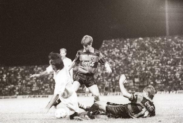 1994 - Sport 2x0 Nutico
Com um time renovado, o Sport conquistaria o seu terceiro ttulo em cima do Nutico, em quatro anos. Na nova gerao rubro-negra se destacavam o zagueiro Adriano, os meias Chiquinho e Juninho e um atacante que conquistava o primeiro dos seus oito ttulos com a camisa do Leo: Leonardo. Terceiro maior artilheiro da histria do Sport, com 136 gols, o ex-jogador faleceu em 2016, aos 41 anos. Na deciso, vitria tranquila por 2 a 0, com gols de Fbio e Chiquinho.
Time: Jeferson; Givaldo, Adriano, Gilton e Drio; Borato, Chiquinho, Juninho (Lima) e Gilberto Gacho; Zinho e Fbio