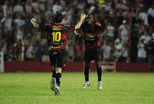 2010 - Sport 1x0 Nutico
Aps um hiato de 16 anos, Sport e Nutico voltavam a se enfrentar em uma deciso. Com o mesmo desfecho. Aps chegar a estar perdendo o jogo de ida, nos Aflitos, por 3 a 0, o Leo diminuiu a desvantagem para 3 a 2, podendo assim ser campeo com uma vitria simples, na Ilha. Foi o que aconteceu. Em uma partida disputada sob forte chuva, o atacante Leandro, aos 28 minutos do primeiro tempo, fez o gol do pentacampeonato rubro-negro.
Time: Magro; Jlio Csar, Igor, Tobi e Andr Luiz (Eduardo Ratinho); Z Antnio, Daniel Paulista, Isael e Ricardinho; Ciro (Csar) e Leandro. Tcnico: Givanildo Oliveira