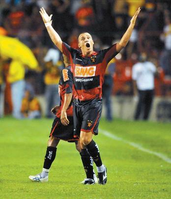 2010 - Sport 1 x 0 Nutico
Aps um hiato de 16 anos, Sport e Nutico voltavam a se enfrentar em uma deciso. Com o mesmo desfecho. Aps chegar a estar perdendo o jogo de ida, nos Aflitos, por 3 a 0, o Leo diminuiu a desvantagem para 3 a 2, podendo assim ser campeo com uma vitria simples, na Ilha. Foi o que aconteceu. Em uma partida disputada sob forte chuva, o atacante Leandro, aos 28 minutos do primeiro tempo, fez o gol do pentacampeonato rubro-negro.
Time: Magro; Jlio Csar, Igor, Tobi e Andr Luiz (Eduardo Ratinho); Z Antnio, Daniel Paulista, Isael e Ricardinho; Ciro (Csar) e Leandro. Tcnico: Givanildo Oliveira