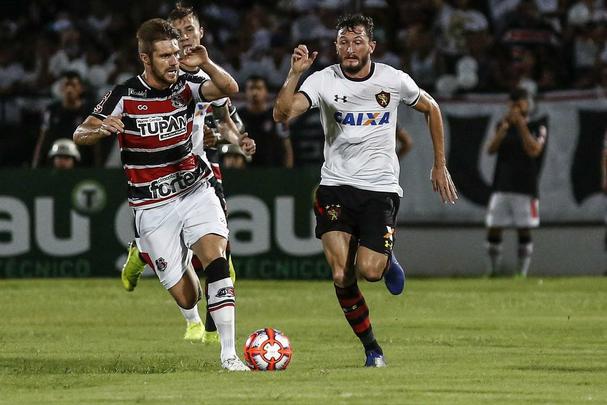6ª rodada - Santa Cruz 1x0 Sport - 17/2/2019
Pressionado após o vexame da eliminação na primeira fase da Copa do Brasil, o Sport sofreu mais um duro revés ao cair para o Santa Cruz por 1 a 0, no Arruda, gol de Allan Dias em falha de Magrão. O técnico Milton Cruz, que repetiu a mesma formação da derrota por 3 a 0 para a Tombense, acabaria pedindo demissão no dia seguinte. O Leão vivia seu pior momento na temporada.
Time: Magrão; Norberto, Adryelson, Rafael Thyere e Sander; Ronaldo, Charles (Luan), Kaio; Ezequiel (Alisson Farias), Guilherme e Hernane (Juninho).