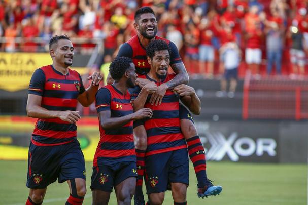 Quartas de final - Sport 4x0 Petrolina - 24/3/2019
Com muita tranquilidade, o Sport goleou o Petrolina e com isso manteve uma escrita de 83 anos ao se colocar pelo menos entre os quatro melhores do Estadual. A última vez que o Leão ficou abaixo da quarta colocação foi na época do amadorismo, na edição de 1936, quando acabou em quinto. O jogo também marcou, enfim, a estreia do meia Sammir, recuperado de lesão. O jogador não atuava desde maio de 2017.
Time: Mailson; Norberto (Juninho), Adryelson, Rafael Thyere e Guilherme Lazaroni; Ronaldo, Charles e Guilherme (Leandrinho); Ezequiel, Hernane e Luan (Sammir).
Gols: Luan, Hernane, Leandrinho e Ezequiel.
