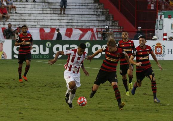 Final (jogo de ida) - Nutico 0x1 Sport - 14/4/2019
Pouco mais de seis anos depois, o Sport voltou a enfrentar o Nutico nos Aflitos (o estdio passou todo esse tempo inativo). E o retorno no poderia ser melhor. Superior durante todo o confronto, os rubro-negros deram um passo enorme para a conquista do seu 42 ttulo pernambucano. O gol, marcado pelo atacante Ezequiel, porm foi marcado de forma irregular, j que, quando recebeu a bola para dar o passe, o lateral Sander estava em posio de impedimento.
Time: Mailson; Norberto, Rafael Thyere, Adryelson e Sander; Ronaldo, Charles e Guilherme (Juninho); Ezequiel, Luan (Leandrinho) e Hernane (Elton).
Gol: Ezequiel