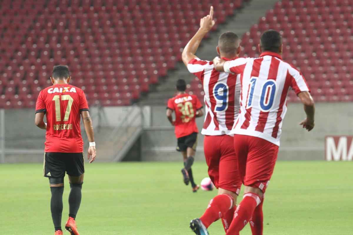 N�utico 3x0 Sport (3� rodada - 24/1/2018) - No chamado 'Cl�ssico do Abismo' devido a diferen�a das folhas salariais dos dois rivais, com a do Rubro-negro sendo 17 vezes maior, os alvirrubros surpreenderam. Apostando em uma estrat�gia de forte marca��o e sa�da r�pida nos contra-ataques, o Timbu dominou o cl�ssico, com Wallace Pernambucano sendo um dos destaques. Foi a maior vit�ria do N�utico no duelo desde 1992. Roberto Fernandes achava uma forma de atuar.