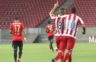 N�utico 3x0 Sport (3� rodada - 24/1/2018) - No chamado 'Cl�ssico do Abismo' devido a diferen�a das folhas salariais dos dois rivais, com a do Rubro-negro sendo 17 vezes maior, os alvirrubros surpreenderam. Apostando em uma estrat�gia de forte marca��o e sa�da r�pida nos contra-ataques, o Timbu dominou o cl�ssico, com Wallace Pernambucano sendo um dos destaques. Foi a maior vit�ria do N�utico no duelo desde 1992. Roberto Fernandes achava uma forma de atuar.