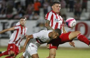 Santa Cruz 0x0 N�utico (7� rodada - 17/2/2018) - O empate manteve a invencibilidade do N�utico em cl�ssicos no Estadual, por�m foi marcado pela pol�mica, com os tricolores reclamando bastante de um gol a seu favor anulado. No lance, a arbitragem marcou impedimento do atacante Vin�cius, por�m o meia Augusto, autor do gol, estava em posi��o legal. 