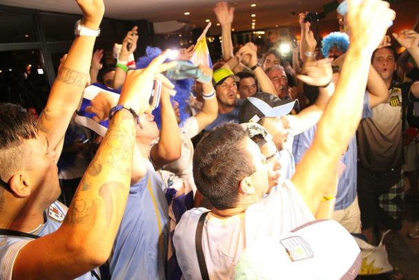 Torcedores lotaram hotel em Fortaleza para receber o Uruguai