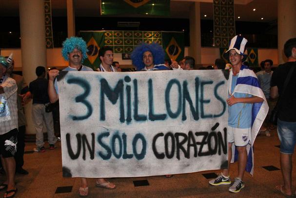 Torcedores lotaram hotel em Fortaleza para receber o Uruguai