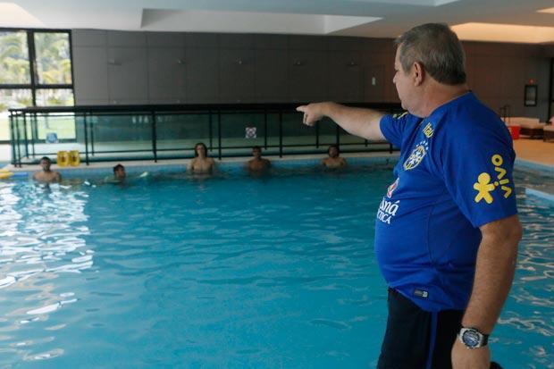 Titulares da seleo brasileira fizeram trabalho regenerativo na Granja Comary. J os reservas do Brasil tm treino fsico