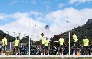 Titulares da seleo brasileira fizeram trabalho regenerativo na Granja Comary. J os reservas do Brasil tm treino fsico