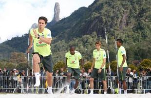 Titulares da seleo brasileira fizeram trabalho regenerativo na Granja Comary. J os reservas do Brasil tm treino fsico