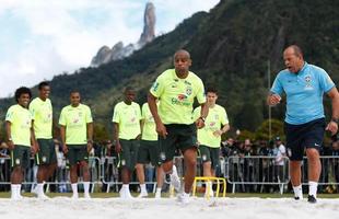 Titulares da seleo brasileira fizeram trabalho regenerativo na Granja Comary. J os reservas do Brasil tm treino fsico