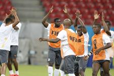 Drogba, Touré e cia fizeram o reconhecimento do gramado nesta sexta-feira