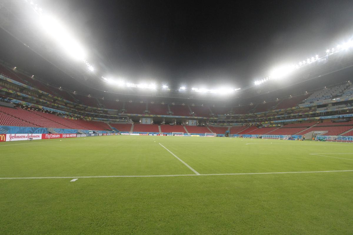 Drogba, Tour e cia fizeram o reconhecimento do gramado da Arena Pernambuco nesta sexta-feira