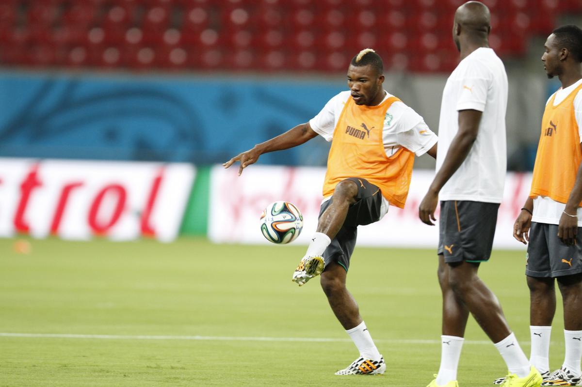 Drogba, Tour e cia fizeram o reconhecimento do gramado da Arena Pernambuco nesta sexta-feira