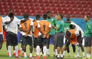 Drogba, Tour e cia fizeram o reconhecimento do gramado da Arena Pernambuco nesta sexta-feira