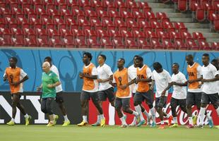 Drogba, Tour e cia fizeram o reconhecimento do gramado da Arena Pernambuco nesta sexta-feira