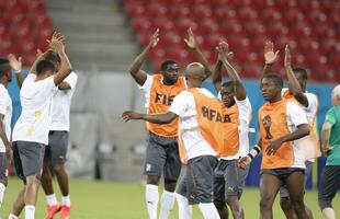 Drogba, Tour e cia fizeram o reconhecimento do gramado da Arena Pernambuco nesta sexta-feira