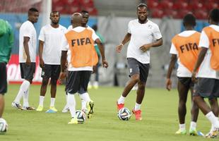 Drogba, Tour e cia fizeram o reconhecimento do gramado da Arena Pernambuco nesta sexta-feira