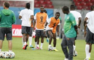 Drogba, Tour e cia fizeram o reconhecimento do gramado da Arena Pernambuco nesta sexta-feira