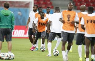 Drogba, Tour e cia fizeram o reconhecimento do gramado da Arena Pernambuco nesta sexta-feira