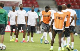 Drogba, Tour e cia fizeram o reconhecimento do gramado da Arena Pernambuco nesta sexta-feira
