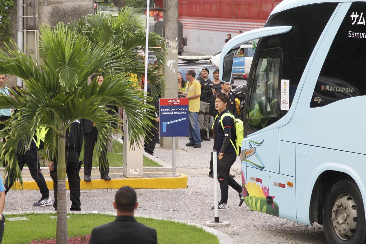 Evitando contato com os fs, seleo japonesa desembarca no Recife