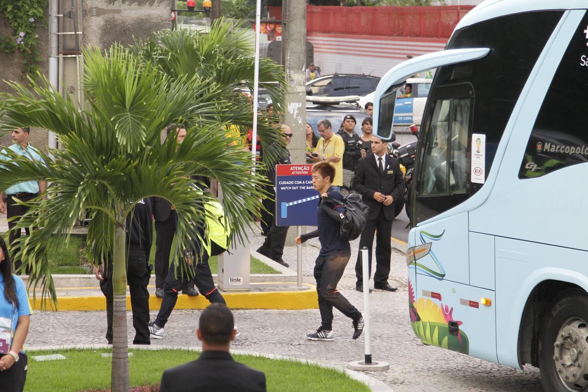 Evitando contato com os fs, seleo japonesa desembarca no Recife