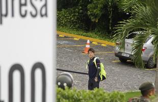 Evitando contato com os fs, seleo japonesa desembarca no Recife