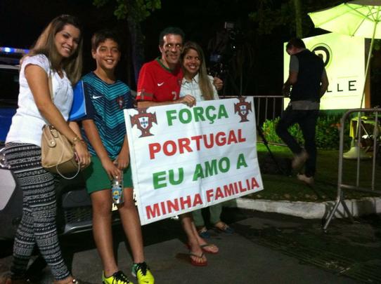 Torcedores recepcionam Cristiano Ronaldo e companhia