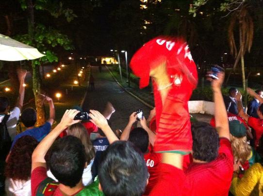 Torcedores recepcionam Cristiano Ronaldo e companhia