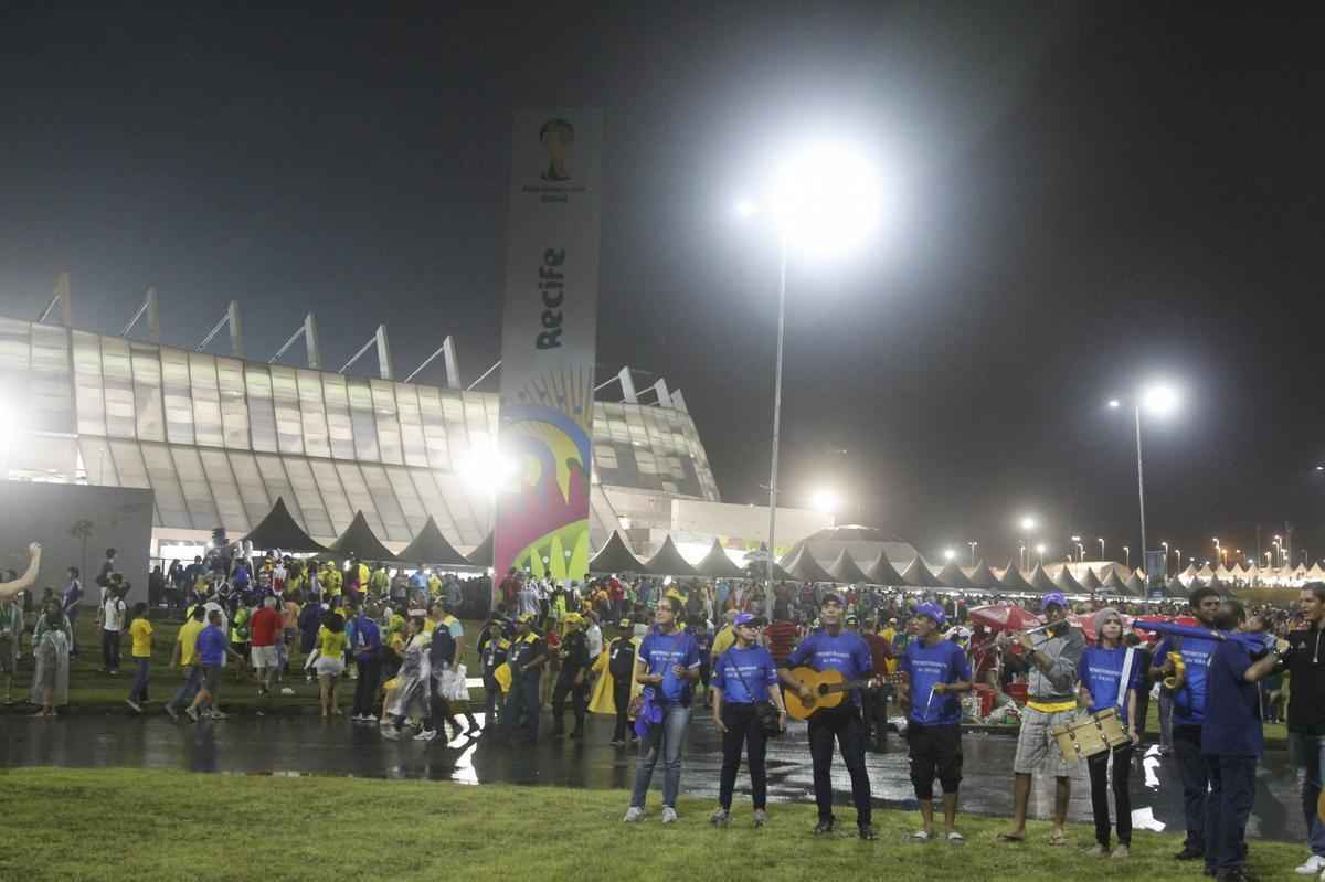 Brasileiros, japoneses e costa-marfinenses fizeram a festa antes de entrar na Arena Pernambuco