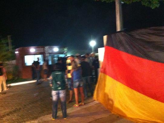 Alemanha  recebida por torcedores em Salvador aps preparao em Santa Cruz de Cabrlia